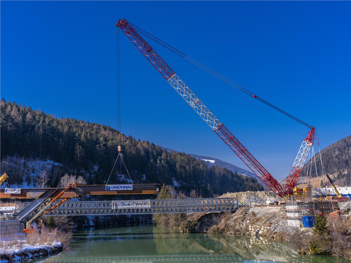 Dynamic and static load tests of a metal bridge on a construction site